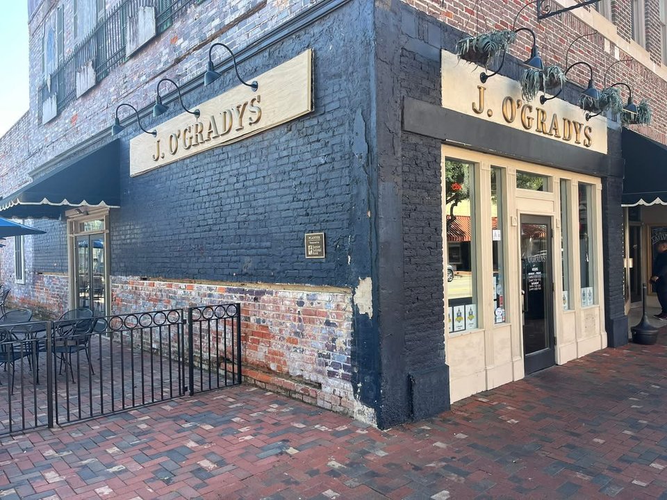 Downtown Sumter restaurant with burgers and local brews.